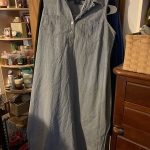 Summer dress with a collar.